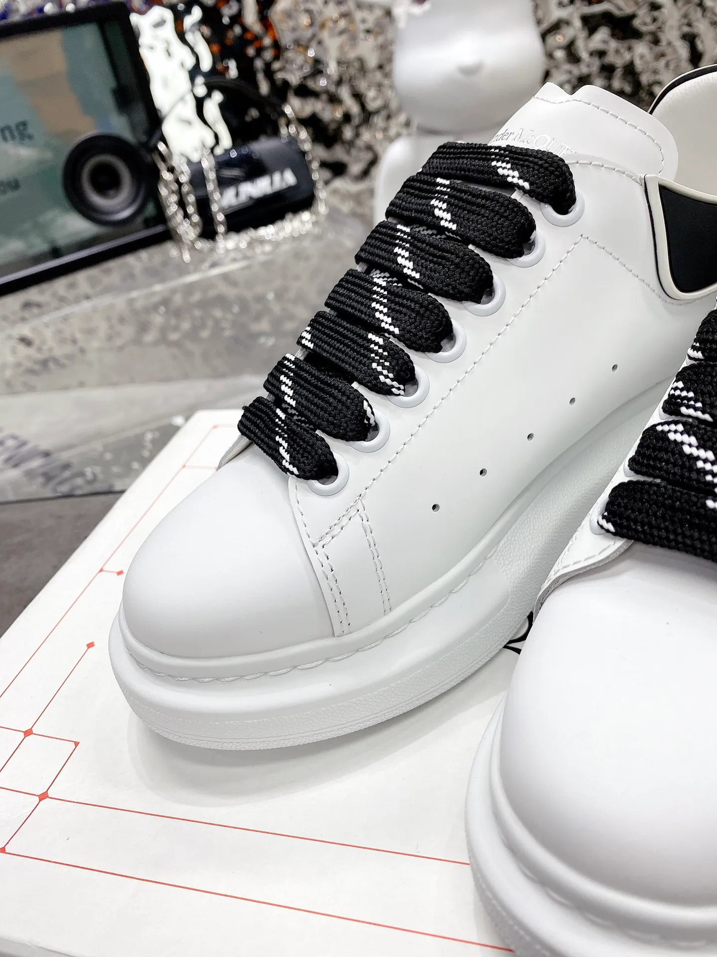 👟👟Ex-factory price 480👟👟 Women's shoe factory McQueen's latest original version developed this year will definitely bring you the most cost-effective ALEXANDER MCQUEEN classic in the market. If you don't have the confidence to improve the quality, there is really no need to put it on the table🔙.  Purchased original version from HK counter, various demolitions.  All kinds of open touch💥All kinds of K are welcome.  (Anyone who has the original version at the stall is welcome🆚) The thick sole perfectly increases the elongated visual effect. The most perfect proportion of the shoe body is this last shape. The logo font on the rear tail is printed in small fonts. The foot logo is made of genuine leather air-pressed and colorless process. We will always update the color according to the counter. 🔘Upper: Genuine customized silk cowhide 🔘Inner: original water-dyed sheep leather 🔘Sole: exclusive molding TU➕U vacuum 🔘Shoe tail: Thermal transfer printing technology 🔘Size for women: 34-41 for men: 38-46